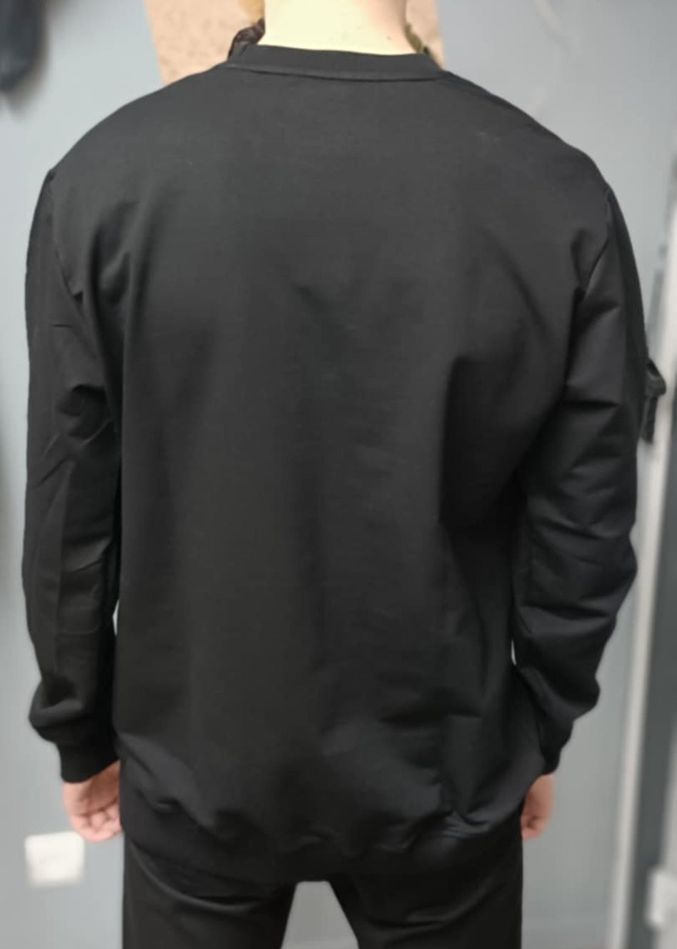 Giuliano il Bandito Pull Noir: Style audacieux et détails sophistiqués.