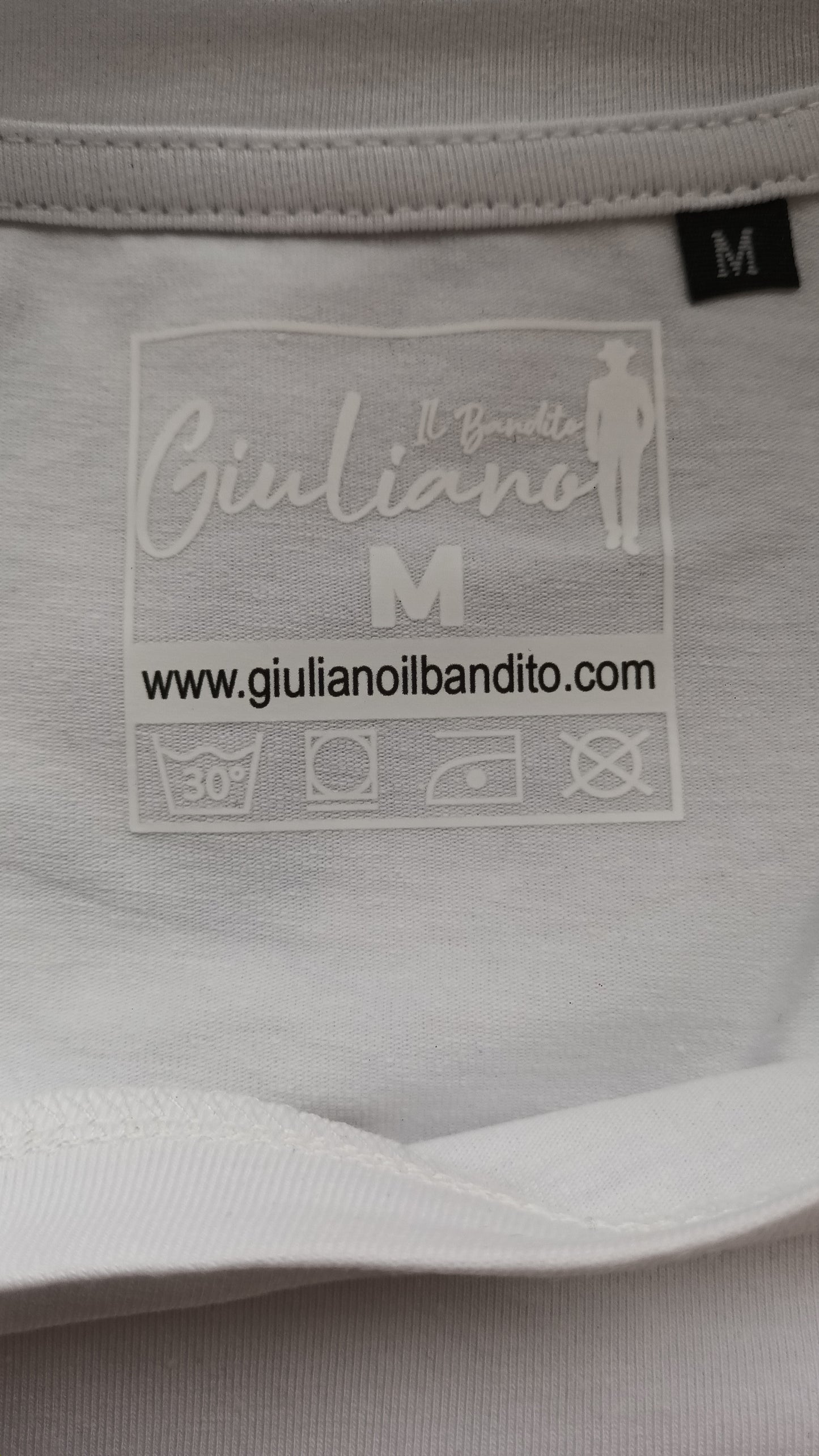 Tee-shirt Giuliano il bandito : Symbole de Sophistication.